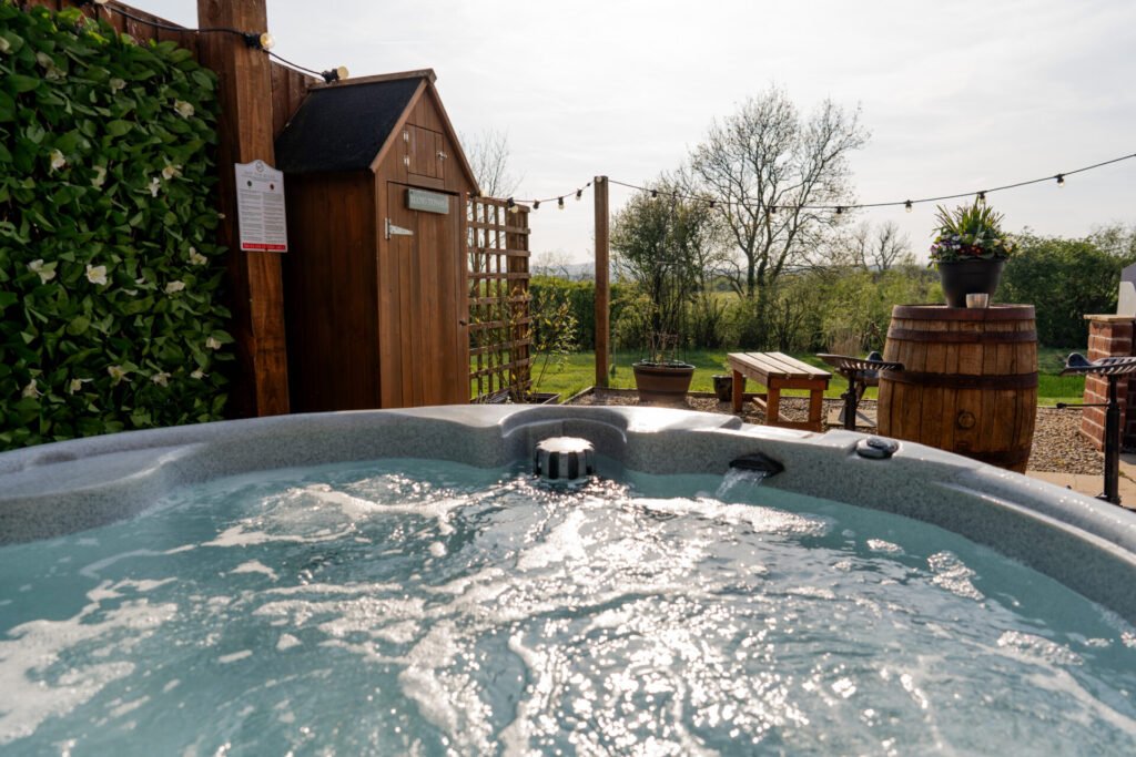 daisy glamping pod at hedgerow luxury glamping (12)