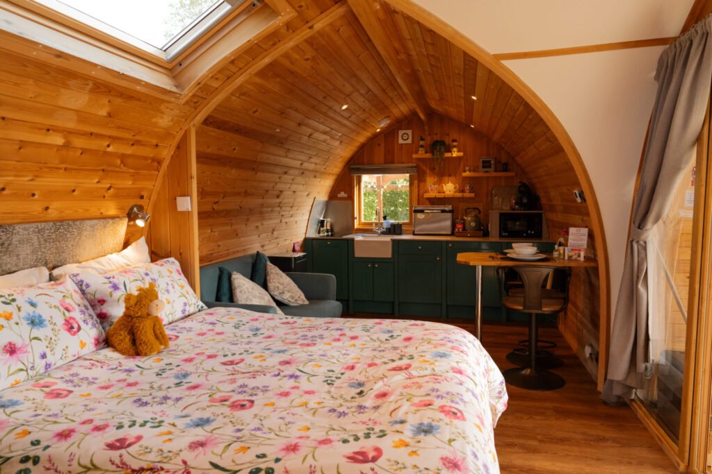 daisy glamping pod at hedgerow luxury glamping (14)