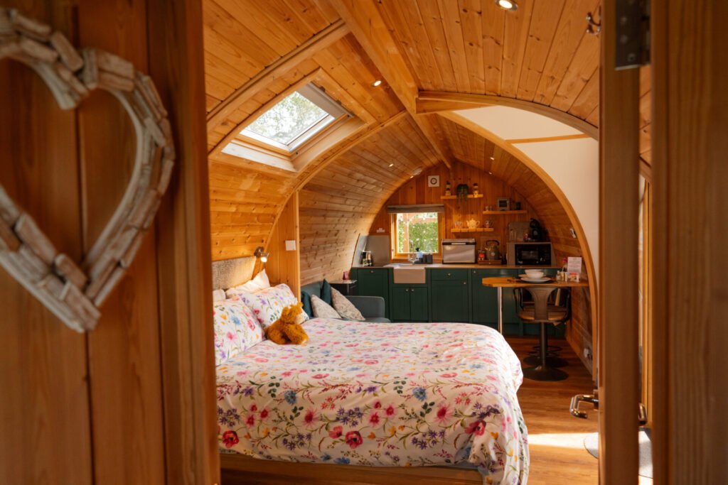 daisy glamping pod at hedgerow luxury glamping (18)